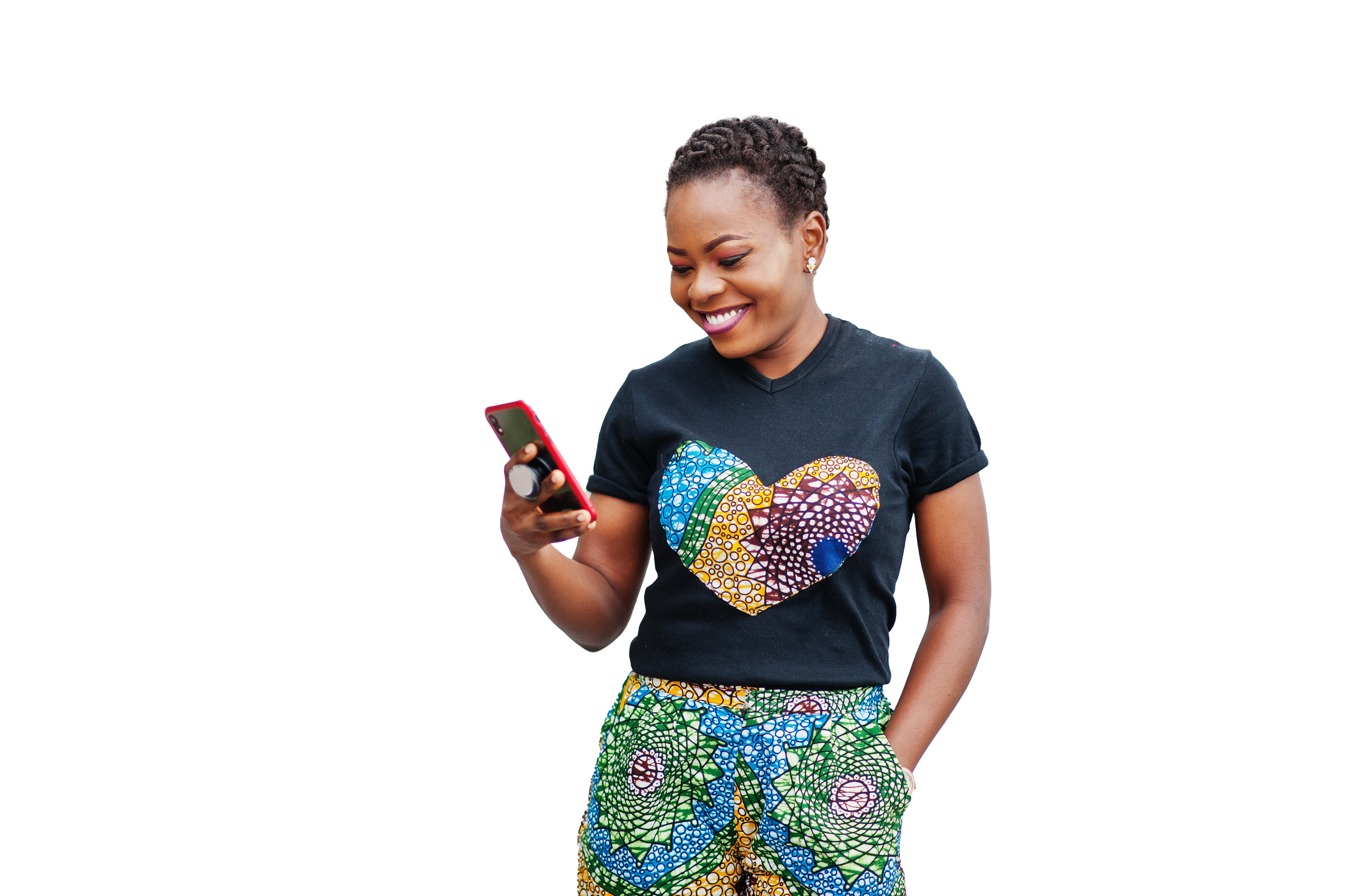Jeune femme souriante utilisant Paiyora sur son téléphone